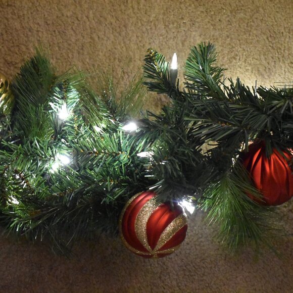 VINTAGE 8Ft Prelit Christmas Garland Pine Garland Spere Lights Berries Pinecone - Picture 7 of 15